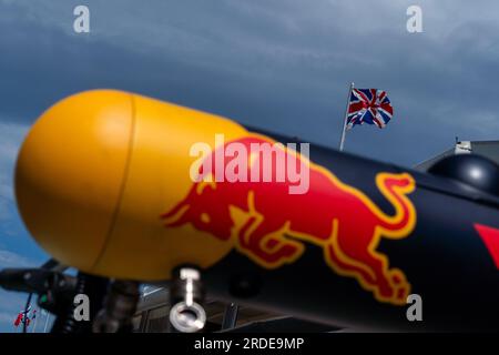 Budapest, Ungarn - 20. JULI 2023, das Red Bull-Logo und die britische Flagge, Media Day vor der Track-Action für den ungarischen Grand Prix F1 Stockfoto