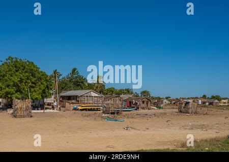 Morondava, Madagaskar - Mai 30,2023: Traditionelle madagassische Holzhütten im Hafen von Morondava von den Fischern Stockfoto