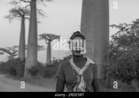 Morondava, Madagaskar - Mai 31,2023: Eine madagassische Frau mit Maskenmalerei, ist bekannt als Masonjaony in der Baobab-Gasse in Morondava, schwarz weiß Stockfoto