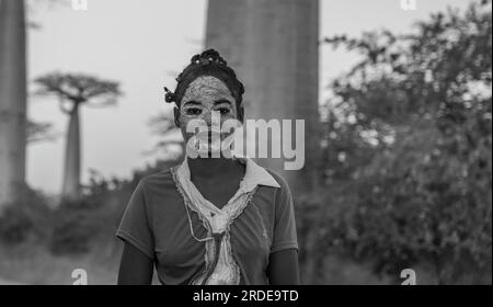 Morondava, Madagaskar - Mai 31,2023: Eine madagassische Frau mit Maskenmalerei, ist bekannt als Masonjaony in der Baobab-Gasse in Morondava, schwarz weiß Stockfoto