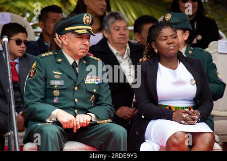 Bogota, Kolumbien. 20. Juli 2023. Der Generalmajor der kolumbianischen Armee Hugo Lopez (L) sitzt neben der kolumbianischen Vizepräsidentin Francia Marquez (R) während der Militärparade für die 213 Jahre kolumbianischer Unabhängigkeit am 20. Juli 2023 in Bogota. Foto von: Chepa Beltran/Long Visual Press Credit: Long Visual Press/Alamy Live News Stockfoto