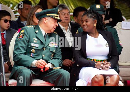 Bogota, Kolumbien. 20. Juli 2023. Der Generalmajor der kolumbianischen Armee Hugo Lopez (L) sitzt neben der kolumbianischen Vizepräsidentin Francia Marquez (R) während der Militärparade für die 213 Jahre kolumbianischer Unabhängigkeit am 20. Juli 2023 in Bogota. Foto von: Chepa Beltran/Long Visual Press Credit: Long Visual Press/Alamy Live News Stockfoto