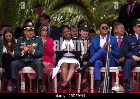 Bogota, Kolumbien. 20. Juli 2023. Der Generalmajor der kolumbianischen Armee Hugo Lopez (L) sitzt neben der kolumbianischen Vizepräsidentin Francia Marquez (C) und ihrem Ehemann Ferney Pinillo während der Militärparade für die 213 Jahre kolumbianischer Unabhängigkeit am 20. Juli 2023 in Bogota. Foto: Wendy P. Romero/Long Visual Press Credit: Long Visual Press/Alamy Live News Stockfoto