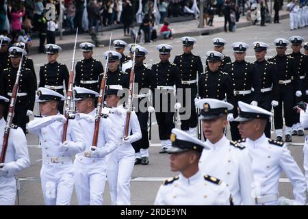 Bogota, Kolumbien. 20. Juli 2023. Kolumbianische Marineoffizier während der Militärparade für die 213 Jahre kolumbianischer Unabhängigkeit, in Bogota, 20. Juli 2023. Foto: Daniel Romero/Long Visual Press Credit: Long Visual Press/Alamy Live News Stockfoto