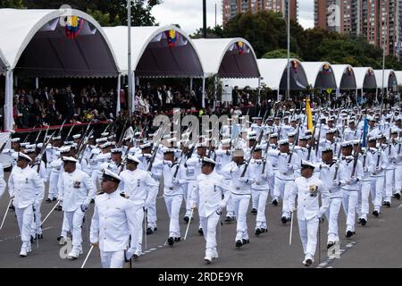 Bogota, Kolumbien. 20. Juli 2023. Die Marinefamilien Kolumbiens nehmen am 20. Juli 2023 an der Militärparade für die 213 Jahre kolumbianischer Unabhängigkeit in Bogota Teil. Foto: Daniel Romero/Long Visual Press Credit: Long Visual Press/Alamy Live News Stockfoto