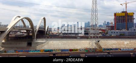 Los Angeles, Kalifornien: Blick auf die Innenstadt von Los Angeles vom Ribbon of Light, 6. Street Bridge Stockfoto