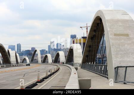 Los Angeles, Kalifornien: Blick auf die Innenstadt von Los Angeles vom Ribbon of Light, 6. Street Bridge Stockfoto