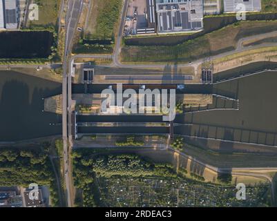 Draufsicht über die Prinzessin Beatrix-Schleuse ist ein Schleusenkomplex in der niederländischen Gemeinde Nieuwegein mit drei Kammern. Stockfoto