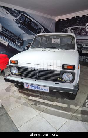 Ein klassischer weißer Lada Niva SUV, Offroad-Fahrzeug. Im Retro Garage Car Museum of Oldtimer in Shymkent, Kasachstan. Stockfoto