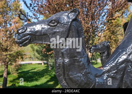 Nahaufnahme, Detail, Profilansicht eines typischen Kamels bei der Caravan Silk Road Skulpturenprozession. Im Ethno Historic Complex Park in Shymkent, Kasachisch Stockfoto