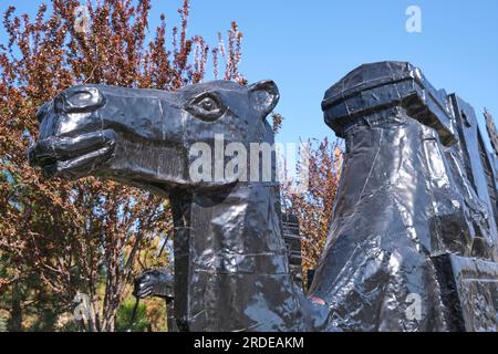 Nahaufnahme, Detailansicht eines typischen Kamels mit Gütern, Fracht, Kisten bei der Caravan Silk Road Skulpturenprozession. Im Ethno Historic Complex Park Stockfoto