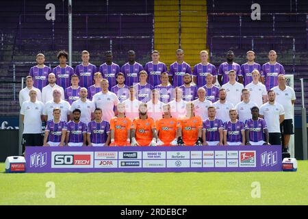 20. Juli 2023, Niedersachsen, Osnabrück: Teamfoto - VfL Osnabrück, 2. Bundesliga. 4. Reihe von links nach rechts: Leandro Putaro, Yigit Karademir, Lukas Kunze, Maxwell Gyamfi, Kwasi Okyere Wried, Maximilian Thalhammer, Emeka Oduah, Niklas Wiemann, Paterson Chato, Jannes Wulff, Timo Beermann 3. Reihe von links nach rechts: Amir Shapourzadeh (Sportdirektor), Julius Ohnesorge (Leiterin der Lizenzvergabe), Erik Engelhardt, Florian Bähr, Charalambos Makridis, Oliver Wähling, Robert Tesche, Dave Gnaase, Manuel Haas, Tim Schütte (Rehab Coach), Leon Seelhöfer (Teammanager), Mario Richter (Zeuge), 2. Reihe f.l.t. Stockfoto