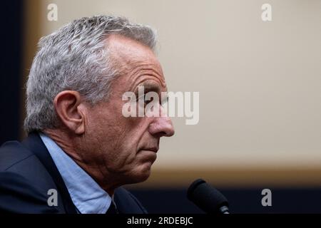 Washington, Usa. 20. Juli 2023. Robert F. Kennedy Jr. sagt bei einer Anhörung des US House Committee on the Judiciary zum Thema "Weaponization of the Federal Government" in Washington, DC, USA, am Donnerstag, den 20. Juli aus. 2023. Foto: Julia Nikhinson/CNP/ABACAPRESS.COM Kredit: Abaca Press/Alamy Live News Stockfoto