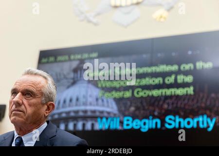 Washington, Usa. 20. Juli 2023. Robert F. Kennedy Jr. trifft ein, um bei einer Anhörung des US-Parlamentskomitees zur "Weaponisierung der Bundesregierung" in Washington, DC, USA, am Donnerstag, den 20. Juli, auszusagen. 2023. Foto: Julia Nikhinson/CNP/ABACAPRESS.COM Kredit: Abaca Press/Alamy Live News Stockfoto