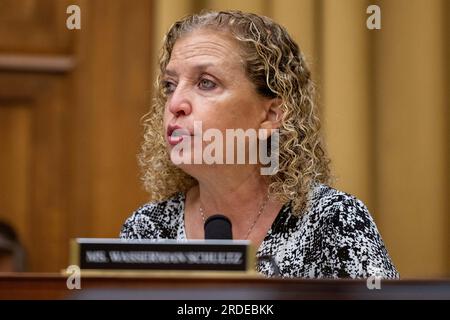 Washington, Usa. 20. Juli 2023. Die Vertreterin der Vereinigten Staaten Debbie Wasserman Schultz (Demokrat von Florida) spricht während einer Anhörung des US-Parlamentsausschusses zur "Weaponisierung der Bundesregierung" in Washington, DC, USA, Donnerstag, 20. Juli, 2023. Foto: Julia Nikhinson/CNP/ABACAPRESS.COM Kredit: Abaca Press/Alamy Live News Stockfoto