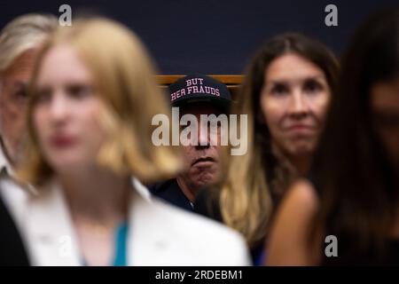 Washington, Usa. 20. Juli 2023. Die Zuschauer hören während einer Anhörung des US House Committee on the Judiciary zum Thema "Weaponization of the Federal Government" in Washington, DC, USA, Donnerstag, 20. Juli, 2023. Foto: Julia Nikhinson/CNP/ABACAPRESS.COM Kredit: Abaca Press/Alamy Live News Stockfoto