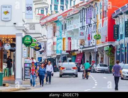 Keong Saik Road, eine farbenfrohe und belebte „Eat Street“ im Chinatown-Viertel von Singapur, mit vielen beliebten Bars, Restaurants und Nachtlokalen. Stockfoto