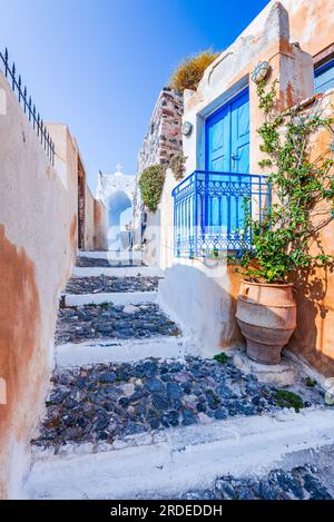 Pyrgos, Santorin, Griechenland. Berühmte Attraktion des weißen Dorfes mit Kopfsteinpflasterstraßen, griechischen Inseln, Ägäis. Stockfoto