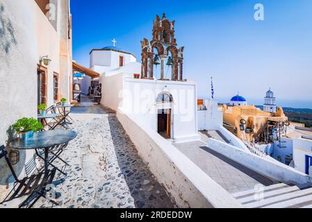 Pyrgos, Santorin, Griechenland. Berühmte Attraktion des weißen Dorfes mit Kopfsteinpflasterstraßen, griechischen Inseln, Ägäis. Stockfoto