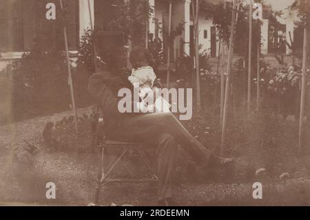 Klassischer österreichisch-ungarischer Hussar mit seinem Kleinkind bei der 1900er ( österreichisch-ungarischer Soldat / klassisches Militärfoto Stockfoto