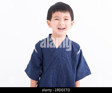 Ein glücklicher asiatischer Junge in japanischer Kimono-Kleidung Stockfoto