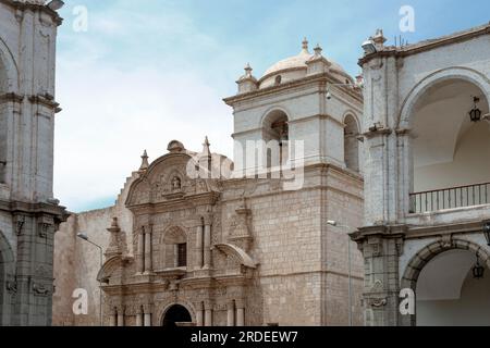 Weiße Steingebäude am Plaza de Armas in Arequipa, Peru Stockfoto