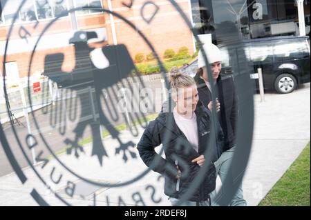 Wyong, Australien. 21. Juli 2023. Fußball: Weltmeisterschaft, Frauen, Pressekonferenz der deutschen Nationalmannschaft: Svenja Huth (l) und Torhüterin Ann-Katrin Berger treffen auf der Pressekonferenz ein, die sich hinter einem Logo des Deutschen Fußballverbandes (DFB) verbirgt. Kredit: Sebastian Christoph Gollnow/dpa/Alamy Live News Stockfoto