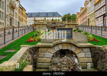 Wasserwerke auf dem Hauptmarktplatz in Gotha, Thüringen, Deutschland, unterer Teil mit Gedenktafel. Stockfoto