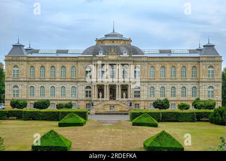 Nordansicht des Herzogsmuseums, einem Gebäude aus der Neorenaissance aus dem 19. Jahrhundert, direkt gegenüber dem Friedenstein-Palast, Gotha, Thüringen, Deutschland. Stockfoto