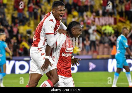 Bogota, Kolumbien. 19. Juli 2023. Yeison Moreno (L) von Independiente Santa Fe feiert ein Tor, das Hugo Rodallega (R) während des Spiels Santa Fe (1) V Jaguares (0) zum ersten Date der BetPlay Dimayor Second Semester League in Bogota, Kolumbien, 19. Juli 2023 Credit: Long Visual Press/Alamy Live News Stockfoto