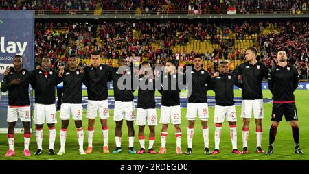 Bogota, Kolumbien. 19. Juli 2023. Das Independiente Santa Fe Team singt Bogotas antherm während des Spiels Santa Fe (1) V Jaguares (0) zum ersten Date der BetPlay Dimayor Second Semester League in Bogota, Kolumbien, am 19. Juli 2023. Foto: Daniel Romero/Long Visual Press Credit: Long Visual Press/Alamy Live News Stockfoto