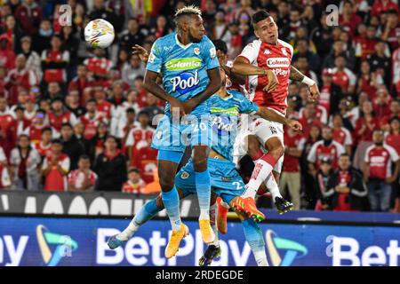 Bogota, Kolumbien. 19. Juli 2023. Carlos Andres Paez von Jaguares und Juan Camilo Millan Diaz von Santa Fe springen während des Spiels Santa Fe (1) V Jaguares (0) zum ersten Date der BetPlay Dimayor Second Semester League in Bogota, Kolumbien, am 19. Juli 2023 für einen Kopfschuss. Foto: Cristian Bayona/Long Visual Press Credit: Long Visual Press/Alamy Live News Stockfoto