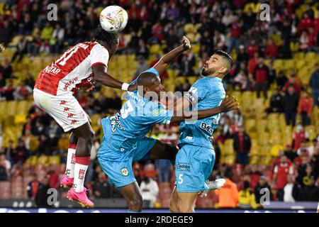 Bogota, Kolumbien. 19. Juli 2023. Santa Fes Hugo Rodallega gewinnt einen Kopfschuss von Elvis Mosquera (C) und Julian Guevara (R) von Jaguares beim Spiel Santa Fe (1) V Jaguares (0) für den ersten Tag der BetPlay Dimayor Second Semester League in Bogota, Kolumbien, am 19. Juli 2023. Foto: Cristian Bayona/Long Visual Press Credit: Long Visual Press/Alamy Live News Stockfoto