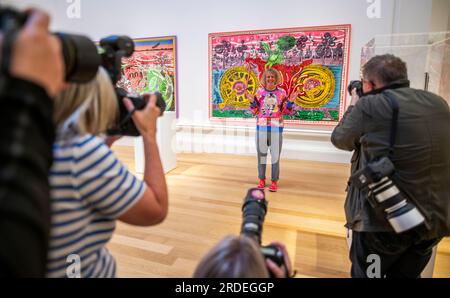 Royal Scottish Academy, National Galleries of, Großbritannien. 20. Juli 2023. Edinburgh. Sir Grayson Perry, dargestellt als seine Ausstellung „Smash Hits“ in der Royal Scottish Academy at the Mound in Edinburgh, Schottland, startet. Die größte Ausstellung aller Zeiten von Sir Grayson Perrys Werk über seine 40-jährige Karriere. Bildnachweis: phil wilkinson/Alamy Live News Stockfoto