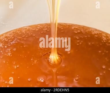 Tropfen Bienenhonig Tropfen aus sechseckigen Waben gefüllt mit goldenem Nektar, Waben Sommer Zusammensetzung bestehend aus Tropfen natürlichen Honig, Tropfen auf wa Stockfoto