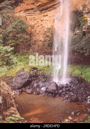 Die 70 Meter hohen Bridal Veil Falls liegen sechs Kilometer außerhalb von Sabie, Mpumalanga in Südafrika. Stockfoto