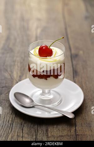 Cherry Lemon Syllabub, Englisches Schlagsahne Dessert Stockfoto