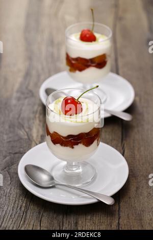 Cherry Lemon Syllabub, Englisches Schlagsahne Dessert Stockfoto