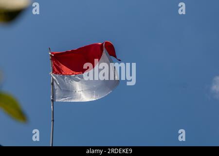 Indonesien Flaggen unter blauem Himmel Tag der Unabhängigkeit Konzept Stockfoto