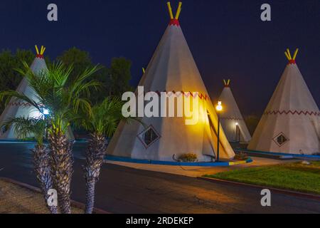 Historisches Wigwam Motel an der Route 66, San Bernardino, CA: Ein Meisterwerk der Nacht Stockfoto