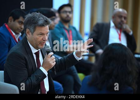 Mumbai, Indien. 21. Juli 2023. Robert Habeck (Bündnis 90/die Grünen), Vizekanzler und Bundesminister für Wirtschaft und Klimaschutz, sitzt mit Mitgliedern der Delegation in einem Straßencafé. Habeck möchte die Zusammenarbeit mit Indien stärken, um weniger abhängig von China zu sein. Neben politischen Gesprächen stehen Unternehmensbesuche und die Teilnahme an einem Treffen der G20-Energieminister auf der Tagesordnung. Kredit: Britta Pedersen/dpa/Alamy Live News Stockfoto