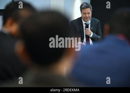 Mumbai, Indien. 21. Juli 2023. Robert Habeck (Bündnis 90/die Grünen), Vizekanzler und Bundesminister für Wirtschaft und Klimaschutz, sitzt mit Mitgliedern der Delegation in einem Straßencafé. Habeck möchte die Zusammenarbeit mit Indien stärken, um weniger abhängig von China zu sein. Neben politischen Gesprächen stehen Unternehmensbesuche und die Teilnahme an einem Treffen der G20-Energieminister auf der Tagesordnung. Kredit: Britta Pedersen/dpa/Alamy Live News Stockfoto