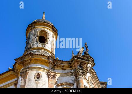Turm und Fassade einer historischen barocken Kirche in der Stadt Ouro Preto in Minas Gerais Stockfoto