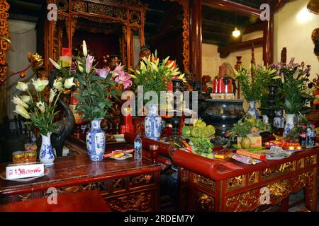 Schrein namens Ngọc Sơn Tempel , auf Vietnamesisch: Đền Ngọc Sơn, chữ Nôm: 𪽛玉山, auf einer Insel im Hoàn Kiếm-See, im Zentrum von Hanoi, Vietnam, Asien; gewidmet Konfuzianern und Taoisten und dem Nationalhelden Trần Hưng Đạo, Stockfoto