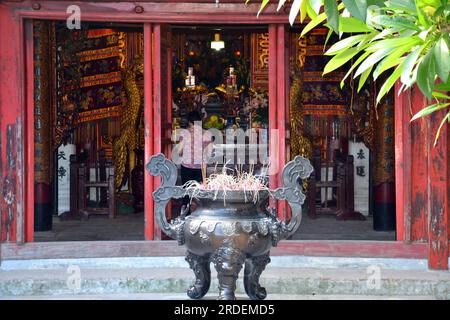 Schrein namens Ngọc Sơn Tempel , auf Vietnamesisch: Đền Ngọc Sơn, chữ Nôm: 𪽛玉山, auf einer Insel im Hoàn Kiếm-See, im Zentrum von Hanoi, Vietnam, Asien; gewidmet Konfuzianern und Taoisten und dem Nationalhelden Trần Hưng Đạo, Stockfoto