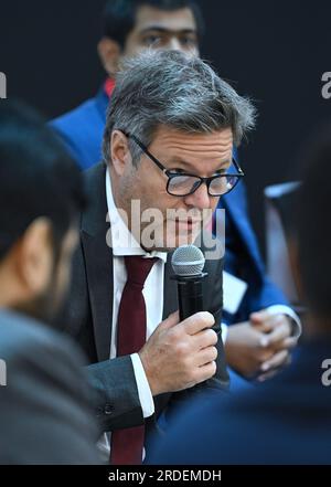 Mumbai, Indien. 21. Juli 2023. Robert Habeck (Bündnis 90/die Grünen), Vizekanzler und Bundesminister für Wirtschaft und Klimaschutz, sitzt mit Mitgliedern der Delegation in einem Straßencafé. Habeck möchte die Zusammenarbeit mit Indien stärken, um weniger abhängig von China zu sein. Neben politischen Gesprächen stehen Unternehmensbesuche und die Teilnahme an einem Treffen der G20-Energieminister auf der Tagesordnung. Kredit: Britta Pedersen/dpa/Alamy Live News Stockfoto