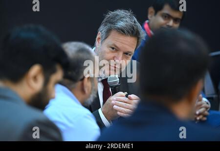 Mumbai, Indien. 21. Juli 2023. Robert Habeck (Bündnis 90/die Grünen), Vizekanzler und Bundesminister für Wirtschaft und Klimaschutz, sitzt mit Mitgliedern der Delegation in einem Straßencafé. Habeck möchte die Zusammenarbeit mit Indien stärken, um weniger abhängig von China zu sein. Neben politischen Gesprächen stehen Unternehmensbesuche und die Teilnahme an einem Treffen der G20-Energieminister auf der Tagesordnung. Kredit: Britta Pedersen/dpa/Alamy Live News Stockfoto