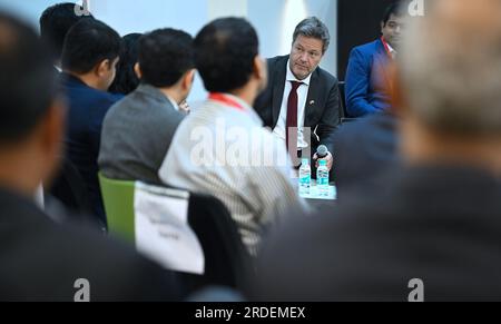 Mumbai, Indien. 21. Juli 2023. Robert Habeck (Bündnis 90/die Grünen), Vizekanzler und Bundesminister für Wirtschaft und Klimaschutz, sitzt mit Mitgliedern der Delegation in einem Straßencafé. Habeck möchte die Zusammenarbeit mit Indien stärken, um weniger abhängig von China zu sein. Neben politischen Gesprächen stehen Unternehmensbesuche und die Teilnahme an einem Treffen der G20-Energieminister auf der Tagesordnung. Kredit: Britta Pedersen/dpa/Alamy Live News Stockfoto