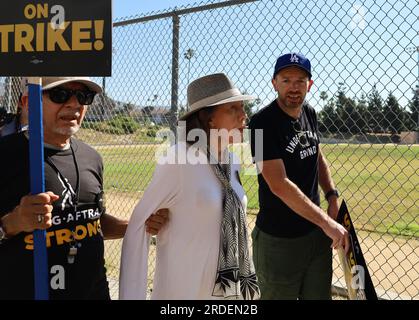 Hollywood, Kalifornien, USA, 20. Juli 2023. Lily Tomlin, Center, Teil der Besetzung von Grace und Frankie, der siebenjährigen Hit Netflix TV-Show, kam in die sag-AFTRA/WGA-Streikposten, um ihre Unterstützung für Schauspieler und Schriftsteller zu zeigen. (Kreditbild: © Amy Katz/ZUMA Press Wire) NUR REDAKTIONELLE VERWENDUNG! Nicht für den kommerziellen GEBRAUCH! Stockfoto