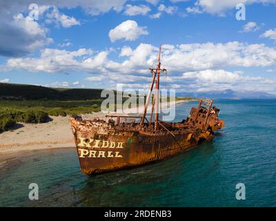 Drohnenschuss, Dimitrios Schiffswrack, Glyfada Beach, Selinitsa, Gythio, Githio, Gythion, Mani, Lakonia, Peloponnes, Griechenland Stockfoto